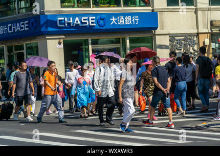 Tausende von Menschen auf die Eighth Avenue in der Sunset Park Nachbarschaft in Brooklyn in New York am Sonntag, dem 15. September 2019 Im Herbst Mond und Laternenumzug. Sunset Park hat in Brooklyn Chinatown geworden, chinesische und andere asiatische Gruppen haben es verschoben und Unternehmen haben gekeimt, die Ihnen gerecht zu werden. Der Lonely Planet Reiseführer hat Sunset Park aufgeführt als eine der zehn coolsten Nachbarschaften in den USA (© Richard B. Levine) Stockfoto