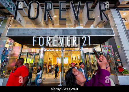 Der Forever 21 Stores in Times Square in New York am Dienstag, den 17. September 2019. Forever 21 gemeldet werden, die sich in finanziellen Schwierigkeiten befinden und entwickelt Pläne für einen möglichen Konkurs. (© Richard B. Levine) Stockfoto