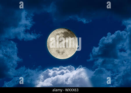 Großen hellen und strahlenden Vollmond gegen einen dunklen Nachthimmel dramatische durch ein Loch in den Wolken gesehen. Elemente dieses Bild von der NASA eingerichtet Stockfoto