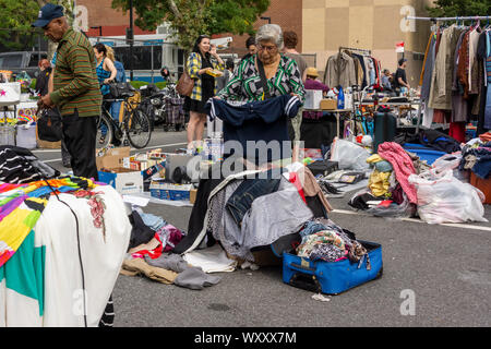 Käufer suchen Sie nach Schnäppchen auf der humongous 35th jährliche Penn Süden Flohmarkt im New Yorker Stadtteil Chelsea am Samstag, 14. September 2019. Der Flohmarkt erscheint wie Brigadoon, nur einmal im Jahr, und die Bewohner der 20 Gebäude Penn Süden Genossenschaften haben einen Schrank Reinigung Extravaganza. Käufer aus der ganzen Stadt kommen zum Flohmarkt, zieht Tausende auf der Durchreise. (© Richard B. Levine) Stockfoto