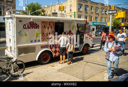 Eine zweisprachige Soft Ice Cream truck in Sunset Park in Brooklyn in New York am Sonntag, dem 15. September 2019. (© Richard B. Levine) Stockfoto