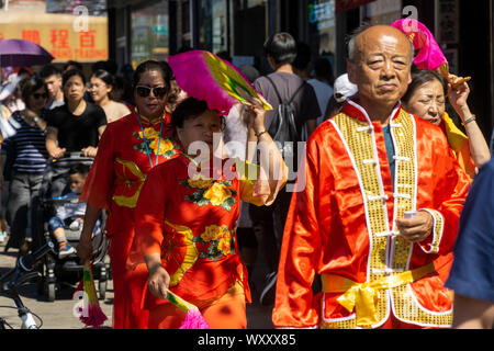 Tausende von Menschen auf die Eighth Avenue in der Sunset Park Nachbarschaft in Brooklyn in New York am Sonntag, dem 15. September 2019 Im Herbst Mond und Laternenumzug. Sunset Park hat in Brooklyn Chinatown geworden, chinesische und andere asiatische Gruppen haben es verschoben und Unternehmen haben gekeimt, die Ihnen gerecht zu werden. Der Lonely Planet Reiseführer hat Sunset Park aufgeführt als eine der zehn coolsten Nachbarschaften in den USA (© Richard B. Levine) Stockfoto