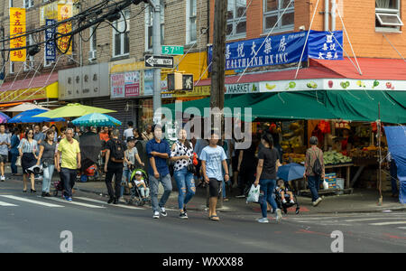 Tausende von Menschen auf die Eighth Avenue in der Sunset Park Nachbarschaft in Brooklyn in New York am Sonntag, dem 15. September 2019 Im Herbst Mond und Laternenumzug. Sunset Park hat in Brooklyn Chinatown geworden, chinesische und andere asiatische Gruppen haben es verschoben und Unternehmen haben gekeimt, die Ihnen gerecht zu werden. Der Lonely Planet Reiseführer hat Sunset Park aufgeführt als eine der zehn coolsten Nachbarschaften in den USA (© Richard B. Levine) Stockfoto