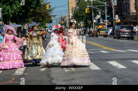 Tausende von Menschen auf die Eighth Avenue in der Sunset Park Nachbarschaft in Brooklyn in New York am Sonntag, dem 15. September 2019 Im Herbst Mond und Laternenumzug. Sunset Park hat in Brooklyn Chinatown geworden, chinesische und andere asiatische Gruppen haben es verschoben und Unternehmen haben gekeimt, die Ihnen gerecht zu werden. Der Lonely Planet Reiseführer hat Sunset Park aufgeführt als eine der zehn coolsten Nachbarschaften in den USA (© Richard B. Levine) Stockfoto