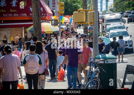 Tausende von Menschen auf die Eighth Avenue in der Sunset Park Nachbarschaft in Brooklyn in New York am Sonntag, dem 15. September 2019 Im Herbst Mond und Laternenumzug. Sunset Park hat in Brooklyn Chinatown geworden, chinesische und andere asiatische Gruppen haben es verschoben und Unternehmen haben gekeimt, die Ihnen gerecht zu werden. Der Lonely Planet Reiseführer hat Sunset Park aufgeführt als eine der zehn coolsten Nachbarschaften in den USA (© Richard B. Levine) Stockfoto