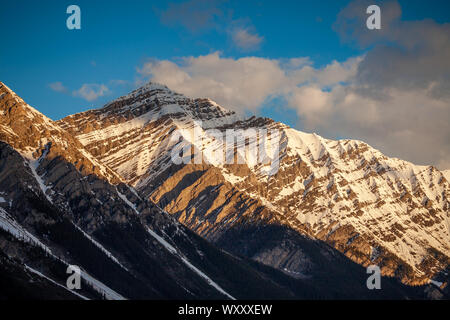 Die frühe Morgensonne Beleuchtung auf einen Berg in Kananaskis Country, Alberta, Kanada Stockfoto