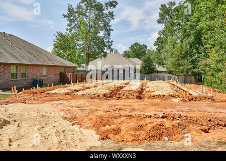 Neues Haus oder Haus im Bau mit Foundation Framing und Sanitär Gräben in einem vorstädtischen Viertel in Montgomery Alabama, USA gegraben. Stockfoto