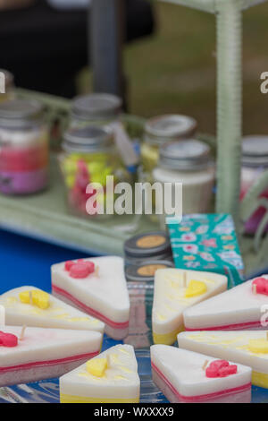 Einige verlockende zuckerhaltigen Kuchen und Leckereien auf Anzeige an einem Land Handwerk Messe, klebrige iced Süßigkeiten und Leckereien. Stockfoto