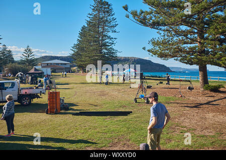 Szene von Schauspielern und Crew fertig zum Film eine Szene von Heim- und Fernsehsendung im Palm Beach, New South Wales, Australien Stockfoto