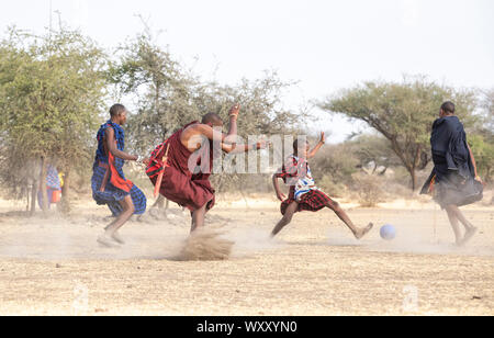 Arusha, Tansania, 7. September 2019: Masai Männer Fußball spielen Stockfoto