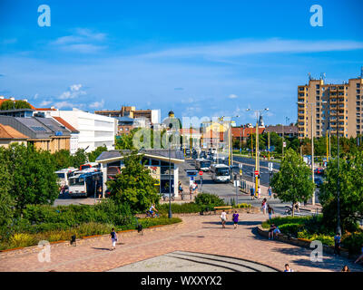 SZEKESFEHERVAR, UNGARN - August 05, 2019: Blick auf die Menschen und die belebten Straßen und der Busbahnhof von Szekesfehervar in Ungarn vor der Mall o Stockfoto