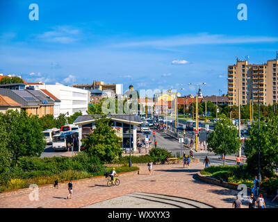 SZEKESFEHERVAR, UNGARN - August 05, 2019: Blick auf die Menschen und die belebten Straßen und der Busbahnhof von Szekesfehervar in Ungarn vor der Mall o Stockfoto