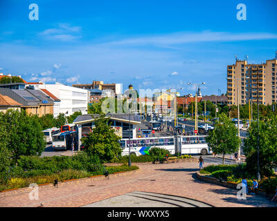 SZEKESFEHERVAR, UNGARN - August 05, 2019: Blick auf die Menschen und die belebten Straßen und der Busbahnhof von Szekesfehervar in Ungarn vor der Mall o Stockfoto