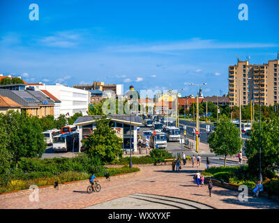 SZEKESFEHERVAR, UNGARN - August 05, 2019: Blick auf die Menschen und die belebten Straßen und der Busbahnhof von Szekesfehervar in Ungarn vor der Mall o Stockfoto