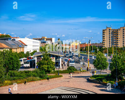 SZEKESFEHERVAR, UNGARN - August 05, 2019: Blick auf die Menschen und die belebten Straßen und der Busbahnhof von Szekesfehervar in Ungarn vor der Mall o Stockfoto