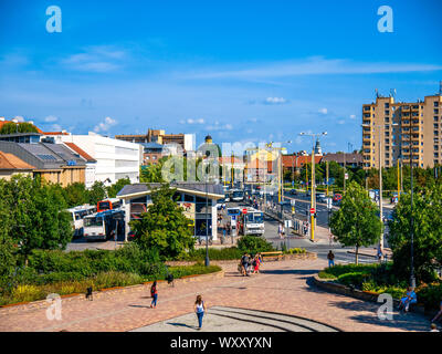 SZEKESFEHERVAR, UNGARN - August 05, 2019: Blick auf die Menschen und die belebten Straßen und der Busbahnhof von Szekesfehervar in Ungarn vor der Mall o Stockfoto