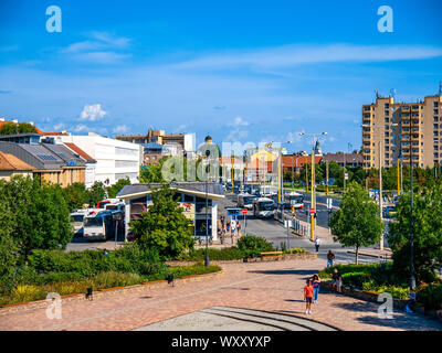 SZEKESFEHERVAR, UNGARN - August 05, 2019: Blick auf die Menschen und die belebten Straßen und der Busbahnhof von Szekesfehervar in Ungarn vor der Mall o Stockfoto