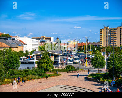 SZEKESFEHERVAR, UNGARN - August 05, 2019: Blick auf die Menschen und die belebten Straßen und der Busbahnhof von Szekesfehervar in Ungarn vor der Mall o Stockfoto