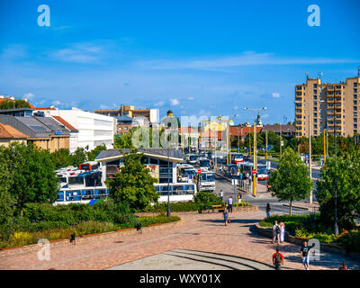 SZEKESFEHERVAR, UNGARN - August 05, 2019: Blick auf die Menschen und die belebten Straßen und der Busbahnhof von Szekesfehervar in Ungarn vor der Mall o Stockfoto