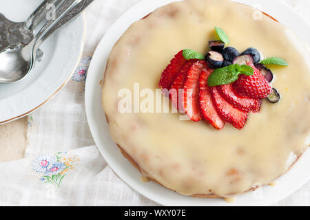 Glutenfreie sticky date Kuchen mit Muttern mit frischen Beeren serviert. Stockfoto