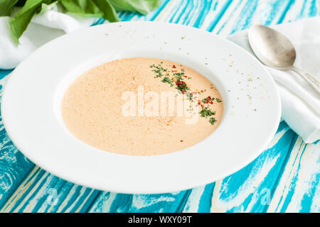 Cremige Krabbensuppe Biskuit mit Gewürzen auf hölzernen Tisch Stockfoto
