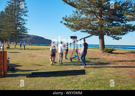 TV-Team mit der Kamera auf einem Ausleger oder Jib Vorbereiten der Film eine Szene von Haus & entfernt Fernsehprogramm im Palm Beach, New South Wales, Australien Stockfoto