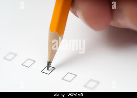 Ausfüllen eines Formulars mit einem Bleistift, schließen Foto Stockfoto