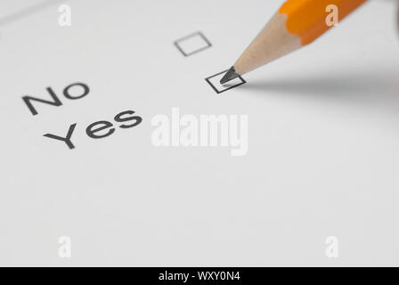 Ausfüllen eines Formulars mit einem Bleistift, schließen Foto Stockfoto