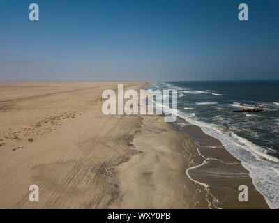 Verlassenen und verfallenen Alten Schiffswrack Zeila an der Atlantikküste in der Nähe von Swakopmund und berühmten Skeleton Coast in Namibia, Afrika. Gruppe der Kormorane bir Stockfoto