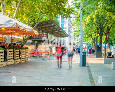 BUDAPEST, Ungarn - 31 August, 2019: Blick auf die Menschen zu Fuß auf dem Deak Ferenc Platz an einem bewölkten Sommertag. Stockfoto