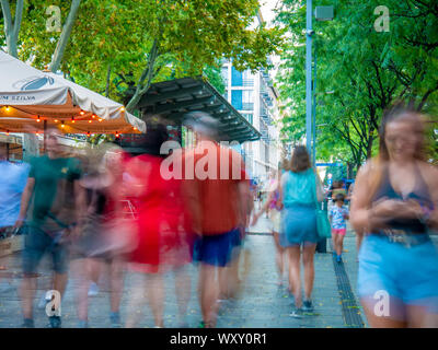 BUDAPEST, Ungarn - 31 August, 2019: Blick auf die Menschen zu Fuß auf dem Deak Ferenc Platz an einem bewölkten Sommertag. Stockfoto