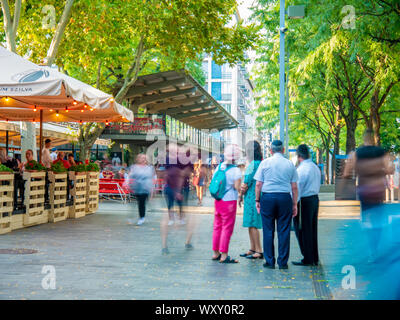 BUDAPEST, Ungarn - 31 August, 2019: Blick auf die Menschen zu Fuß auf dem Deak Ferenc Platz an einem bewölkten Sommertag. Stockfoto