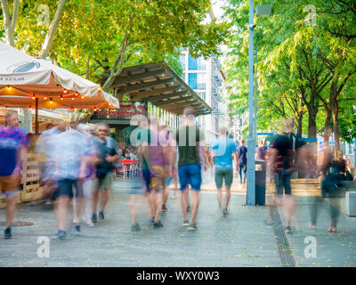 BUDAPEST, Ungarn - 31 August, 2019: Blick auf die Menschen zu Fuß auf dem Deak Ferenc Platz an einem bewölkten Sommertag. Stockfoto