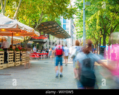 BUDAPEST, Ungarn - 31 August, 2019: Blick auf die Menschen zu Fuß auf dem Deak Ferenc Platz an einem bewölkten Sommertag. Stockfoto