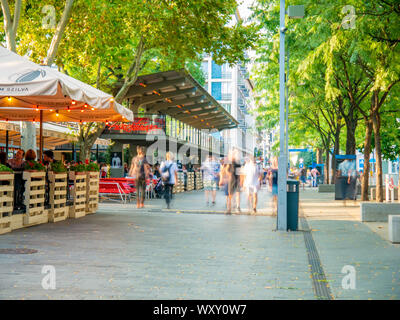 BUDAPEST, Ungarn - 31 August, 2019: Blick auf die Menschen zu Fuß auf dem Deak Ferenc Platz an einem bewölkten Sommertag. Stockfoto