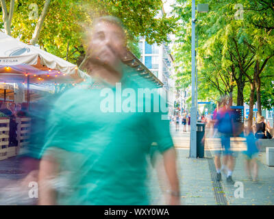 BUDAPEST, Ungarn - 31 August, 2019: Blick auf die Menschen zu Fuß auf dem Deak Ferenc Platz an einem bewölkten Sommertag. Stockfoto