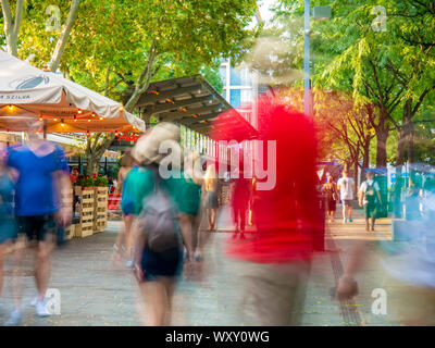 BUDAPEST, Ungarn - 31 August, 2019: Blick auf die Menschen zu Fuß auf dem Deak Ferenc Platz an einem bewölkten Sommertag. Stockfoto