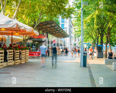 BUDAPEST, Ungarn - 31 August, 2019: Blick auf die Menschen zu Fuß auf dem Deak Ferenc Platz an einem bewölkten Sommertag. Stockfoto