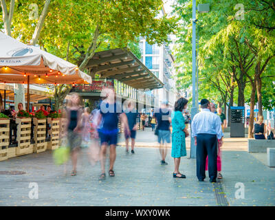 BUDAPEST, Ungarn - 31 August, 2019: Blick auf die Menschen zu Fuß auf dem Deak Ferenc Platz an einem bewölkten Sommertag. Stockfoto