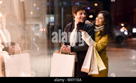 Schauen Sie hier! Frau, Mann, Mode Kleidung im shop Fenster Stockfoto