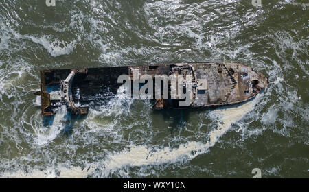Verlassenen und verfallenen Alten Schiffswrack Zeila an der Atlantikküste in der Nähe von Swakopmund und berühmten Skeleton Coast in Namibia, Afrika. Gruppe der Kormorane bir Stockfoto