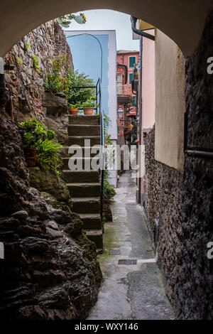 Ein gewölbter Durchgang führt zu Treppen und Gassen in Vernazza, Cinque Terre, Italien Stockfoto