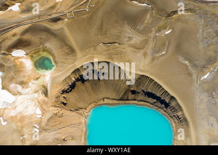 Malerische Ansicht von Oben nach Unten kleiner See mit türkisfarbenem Wasser Farbe Stockfoto