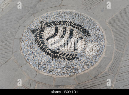 Detail einer Fisch Mosaik aus Kieselsteinen in den Straßen von Vernazza, Cinque Terre, Italien Stockfoto