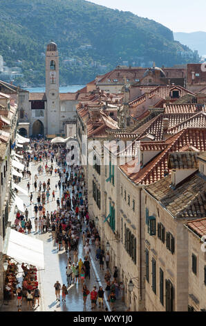 Dubrovnik Kroatien; Blick auf die Main Street, Stradun, von den Mauern der mittelalterlichen UNESCO World Heritage Site gesehen, die Altstadt von Dubrovnik Kroatien Europa Stockfoto