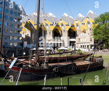 Alte Schiffe im alten Hafen von Rotterdam, Stadt der Architektur Stockfoto