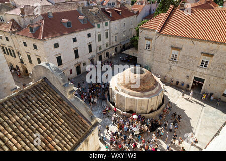 Dubrovnik Brunnen - die großen Onofrio Brunnen und die umliegenden Gebäude von oben, die Altstadt von Dubrovnik, Dubrovnik Kroatien Europa Stockfoto