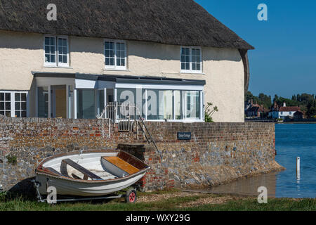 Typische West Sussex Reetdachhaus am Rande des Wassers in der malerischen Hafenort Bosham, Chichester Harbour, West Sussex, England, Großbritannien Stockfoto