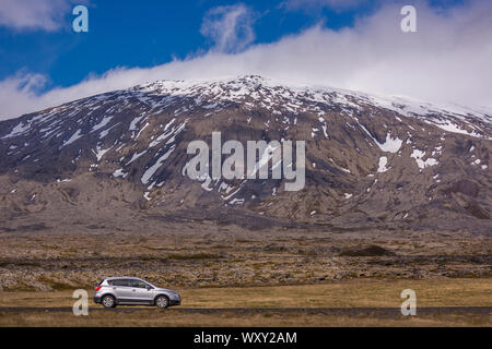 ARNARSTAPI, Halbinsel Snaefellsnes, ISLAND-SUV an der Seite der Straße geparkt, Snæfellsjökull Vulkan, in Snæfellsjökull National Park. Stockfoto