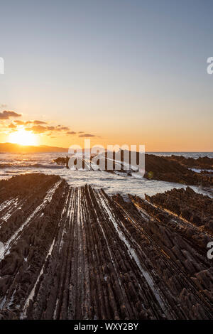 Flysch, itzurun Strand, eine Sequenz von Sedimentgestein Schichten, bei Sonnenuntergang, Zumaia, Baskenland, Spanien Stockfoto